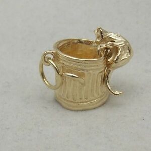 【送料無料】ネックレス　moving 9ct gold charm of1trashcat incanmoving 9ct gold charm of a cat in a trash can