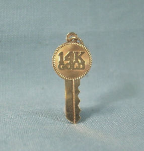 【送料無料】ネックレス　ゴールドキーペンダントソリッドｋｔイエローゴールドギョーシェクレア14k gold key pendant charmvintage solid 14kt yellow gold585 auguillochecrea