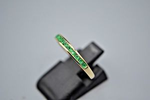 【送料無料】ネックレス　9ctエメラルドエタニティーリング9ct gold emerald half eternity ring