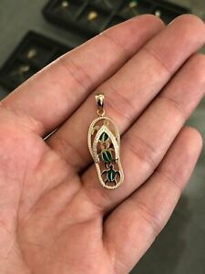 【送料無料】ネックレス　14kイェローゴールドエナメル3タートルビーチサンダルペンダントthree gold sea turtle beach sandal pendant with green enamel in 14k yellow gold