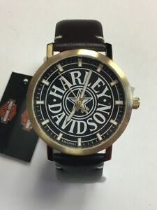 【貨物輸送無料】 ウオッチ メンズロゴブラウンレザーストラップウォッチbulova mens harleydavidson fat boy logo brown leather strap watch 77a100