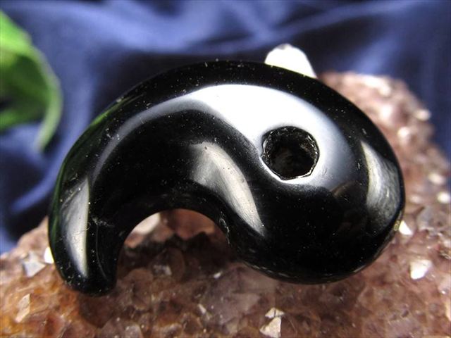 生まれながらチベットモリオン【黒石英】勾玉(まが滅多に無い)６６ 桐箱付き添い人