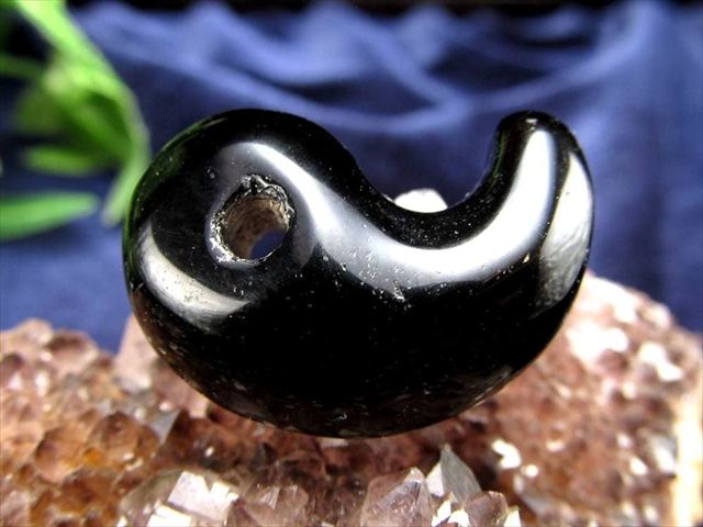 生まれながらチベットモリオン【黒石英】勾玉(まが滅多に無い)５６ 桐箱付き添い人