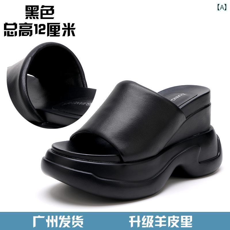 サンダル かわいい 履きやすい 12 cmの 黒の 厚底 サンダル。 夏の 屋外用 靴と して 履く 女性用。 革製。 小柄な 方用 10 cm 背の 高さ 7 cm。
