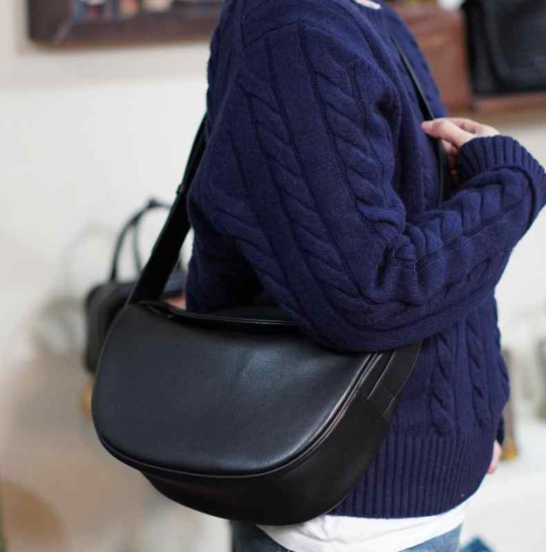 ショルダーバッグ レディース 本革 ハーフムーンバッグ 牛革 女性用 鞄 クレセントバッグ 斜めがけ 肩掛け ワンショルダー レザー バッグ 2WAY シンプル カジュアル おしゃれ 合わせやすい 秋冬 新作