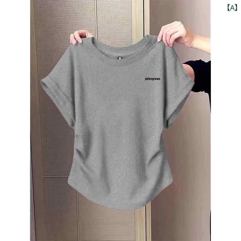 レディース トップス きれいめ グレーの ストレート ショルダーの ラウンドネック 半袖 Tシャツ。 夏用。 プリーツ ウエストと 小柄な ホットな トップスに ぴったりの スリム タイト ショート スタイル。
