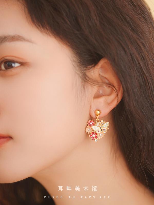 ピアス 秋冬 蝶 花 エナメル 大型 フレンチスタイル 独特 高級感 丸顔 向け 誇張 ゴールド 加工 金属 素材 日常使い ギフト 向き 女性用 アクセサリー