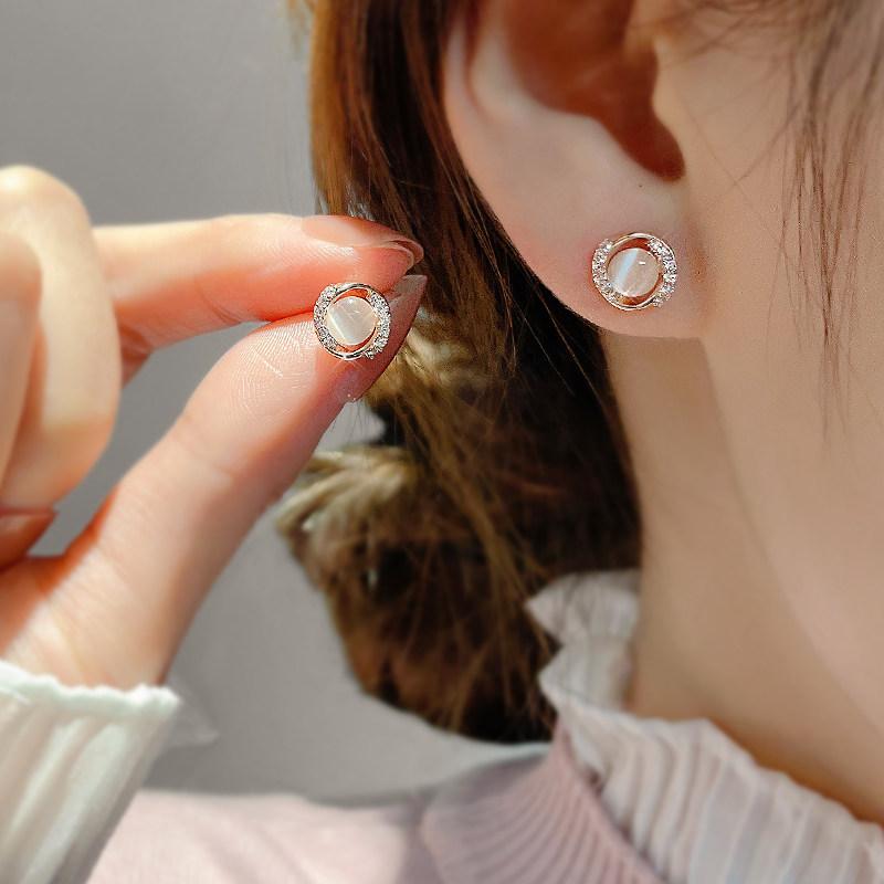 レディース 猫眼石 イヤリング 銀 丸型 高級感 繊細 アレルギー対応 キャッツアイ ピアス 女性用 耳飾り シルバー アクセサリー 洗練 形状 素材 機能