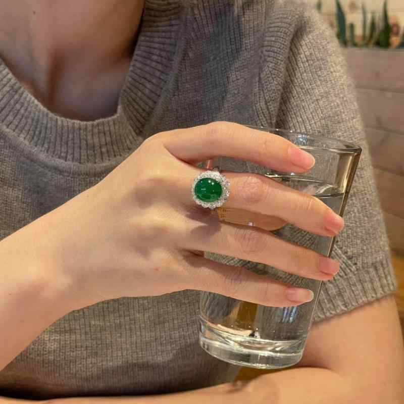 指輪 レディース 翡翠 緑 卵面カット 開口リング 楕円形 満緑 玉石 アクセサリー ハンドジュエリー 普段使い ボリューム 女性向け 宝飾品