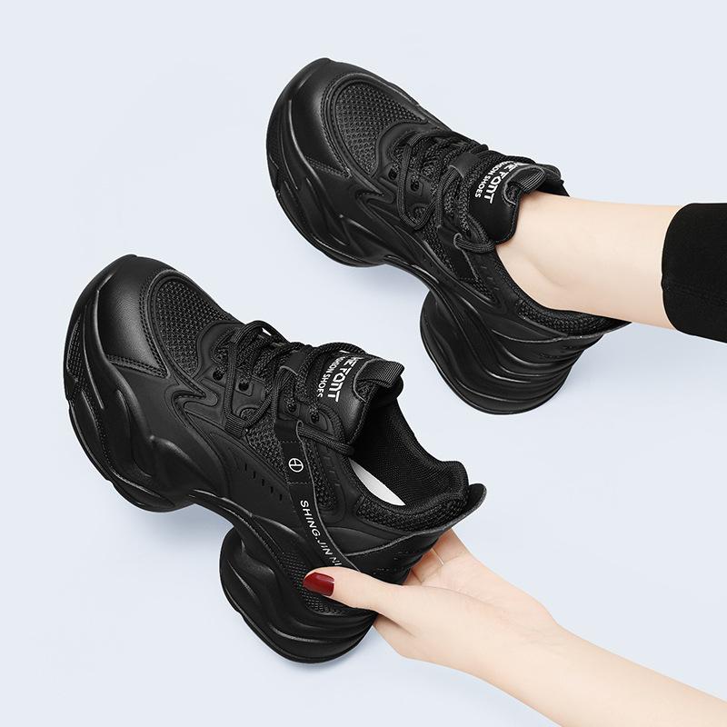 スニーカー 亭主もち用 黒いこと 厚底 ダッドシューズ 軽さ 増高 旅する 心地よい 運動競技 オール時期 普段使い走り 座布団性 通気性