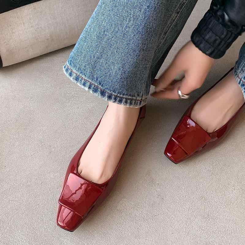 フラットシューズ レディース スクエアトゥ 革 パテントレザー バックル 高級感 フラットヒール 春 女性用 気品ある 日常使い