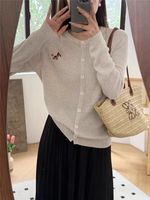 レディース 春秋 ニットカーディガン 丸首 ウール 刺繍 ポニー モチーフ 薄手 細見え 百搭 トップス アウター 普段使い 暖かみ 柔らかい 軽量 コーディネート