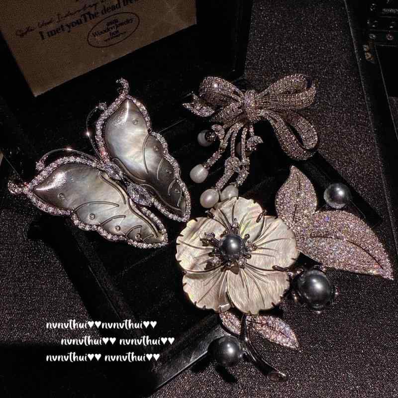 ブローチ レディース ヴィンテージ 黒蝶貝 バタフライモチーフ 宝石 貝殻 カメリア 花 ジルコニア ストーン エレガント ファッション ジュエリー アクセサリー