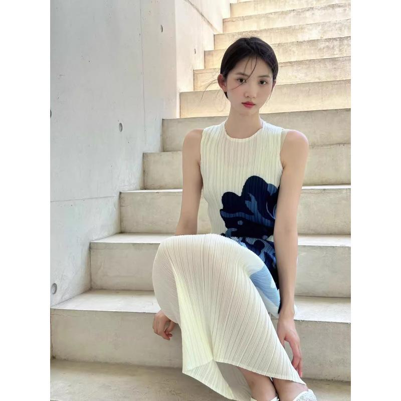 レディース ワンピース プリーツ ロング丈 ノースリーブ 丸首 ゆったりシルエット 痩せ見え 上品 高級感 エレガント フェミニン 軽やか スタイルアップ