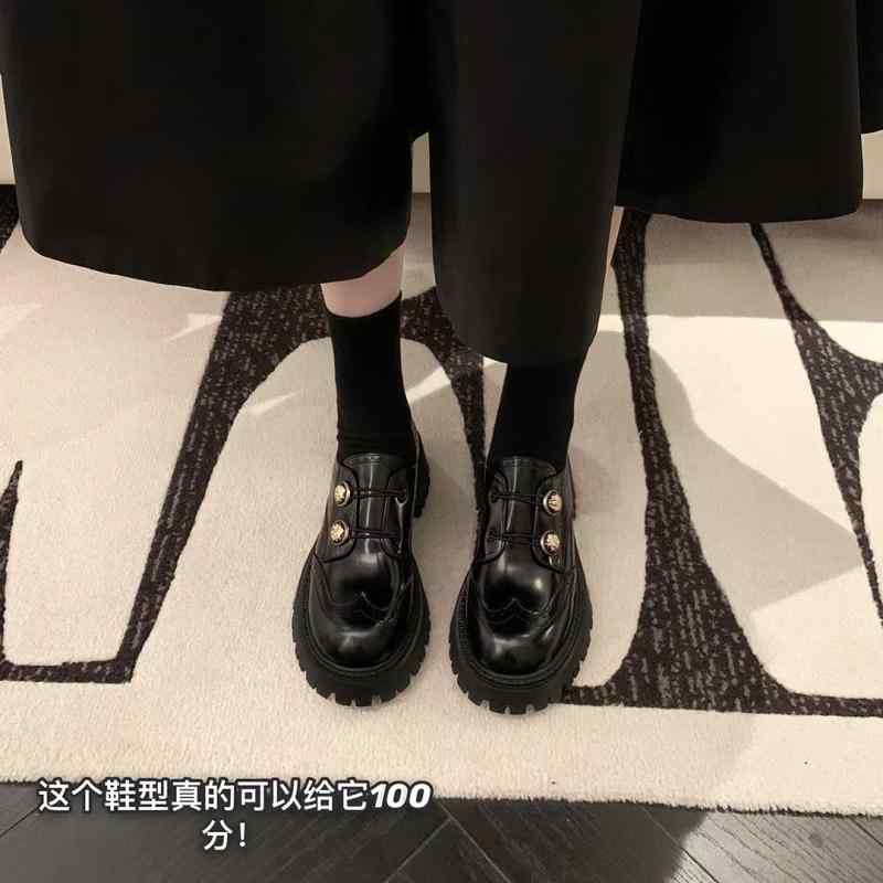 ローファーシューズ 女性用 革 牛革 彫花 金バックル 太ヒール 厚底 ブロックヒール カジュアル 普段使い 伸縮性 軽量 デニム コーデ ブラック ピンク系 アイボリー 通年