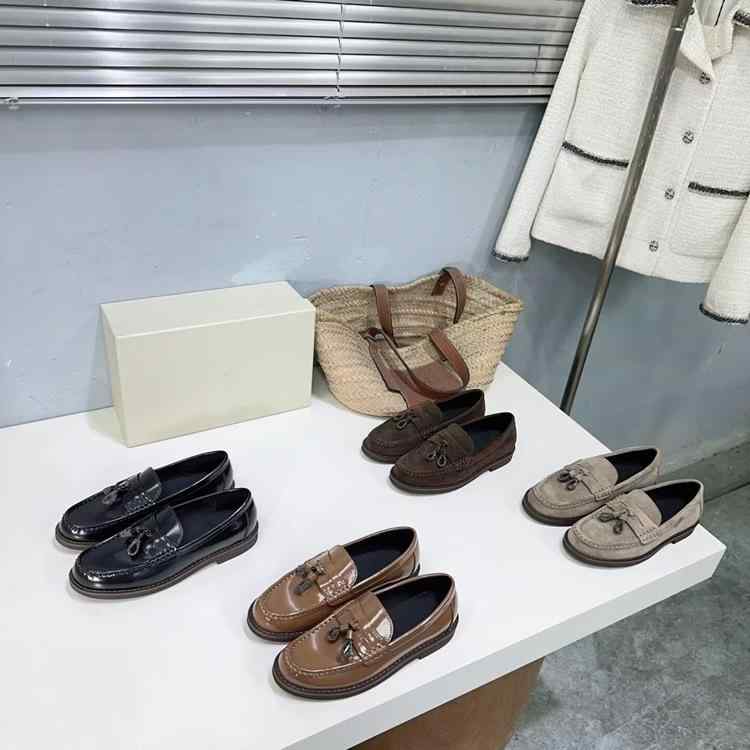 女性用 革 ローファー フリンジ 厚底 ヒールアップ イージーシューズ ブリティッシュスタイル フラットシューズ 普段使い 快適 高級感 スタイリッシュ 軽量