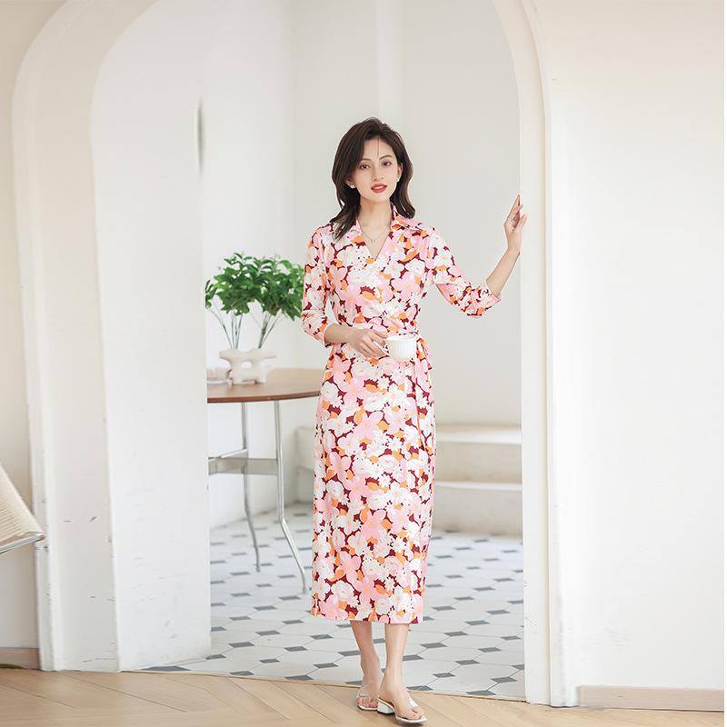 レディース ワンピース 桜ピンク 小花柄 ボディコンシャス スリムフィット 紐リボン リゾート バカンス 夏用 軽やか フレア スカート 女性らしい シルエット 通勤 普段使い デート 花柄ドレス ピンク系 淡い色合い 伸縮性 素材 接触冷感 吸湿速乾