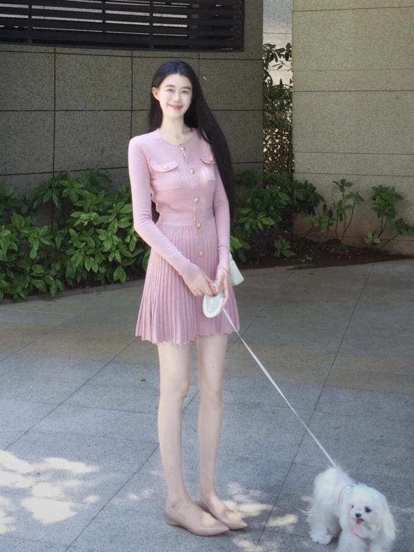 ワンピース レディース ピンク ニット 初秋 短め 小柄対応 上品 フレンチスタイル 柔らかい 生地 膝丈 フェミニン 軽量 伸縮性