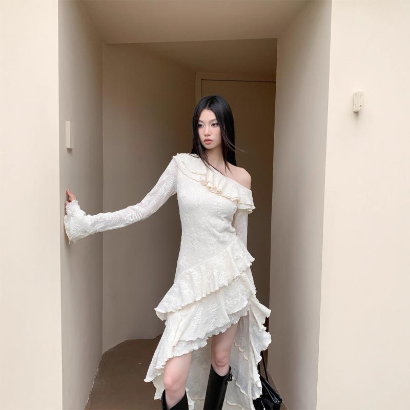 レディース ワンピース 提花ニット オフショルダー アシンメトリー フリル ラッパ袖 フレンチロマンティック 柔らかい素材 女性らしいシルエット エレガント デザイン ドレス