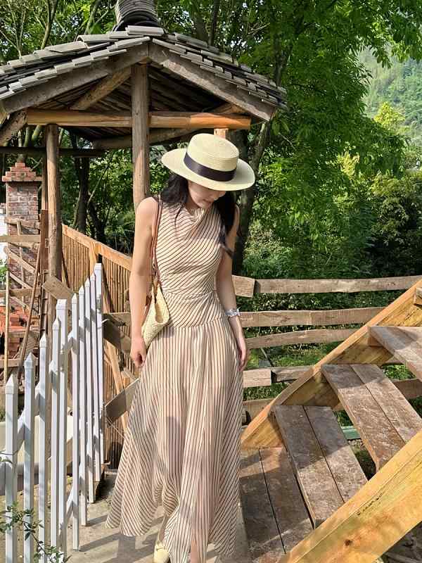 ワンピース レディース ロング丈 夏用 ストライプ柄 小Vネック 杏色 エレガント フェミニン リゾート バカンス 軽やか デザイン
