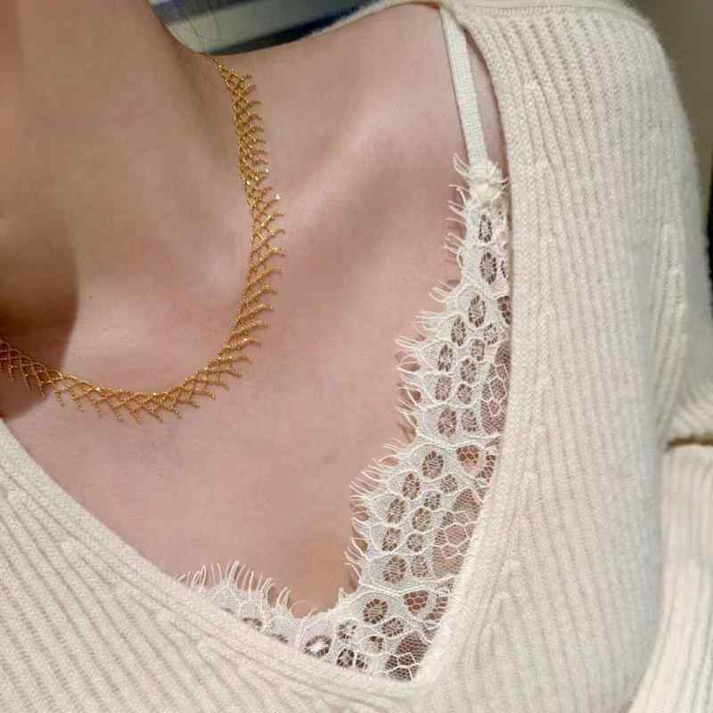 レディース ネックレス 繊細 チェーン レース デザイン 水晶 シルバー ペンダント ユニーク 高級感 キラキラ エレガント フェミニン アクセサリー 普段使い 輝く ジュエリー