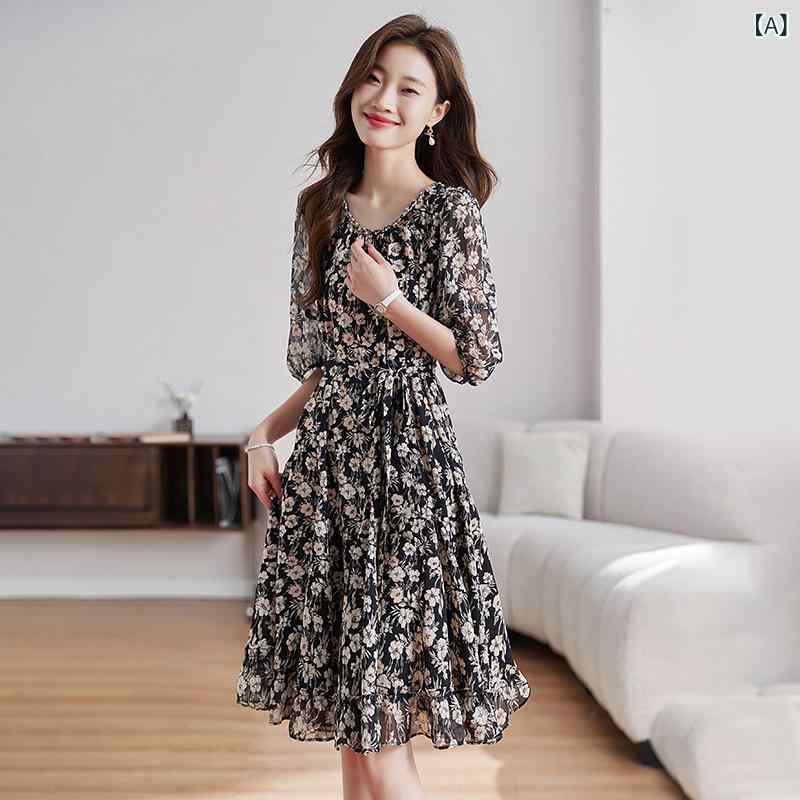 シフォンの 花の ワンピース 夏の 新型のお 姉さんの の 優しいは 腰を 収めて お腹を 遮って やせて いる 黒色の スカートを 現します。