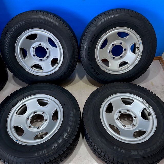 BLIZZAK 195/80R15 VL1スタッドレスタイヤ ホイール付き 中古 BLIZZAK 195/80R15 VL1スタッドレスタイヤ ホイール付き 中古