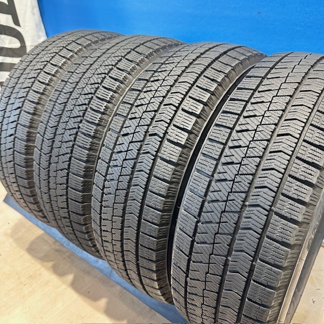 中古　タイヤ　スタッドレスタイヤ　195/65R15　ブリヂストン　BLIZZAK VRX2　スタッドレスタイヤ　195/65/15　4本｜ホルチン商事 中古タイヤショップ