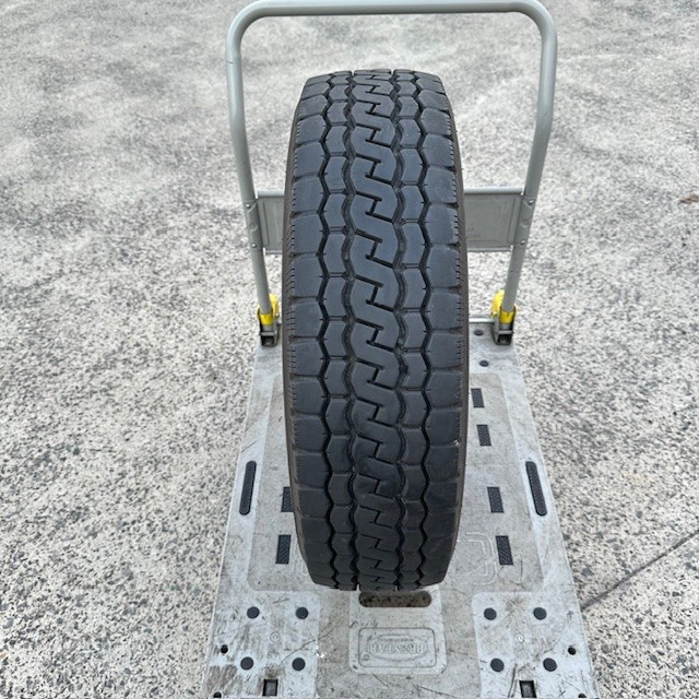 トラックタイヤ ＊イボ付き＊ 【2023年製造】 215/70R17.5 118/116 L LT