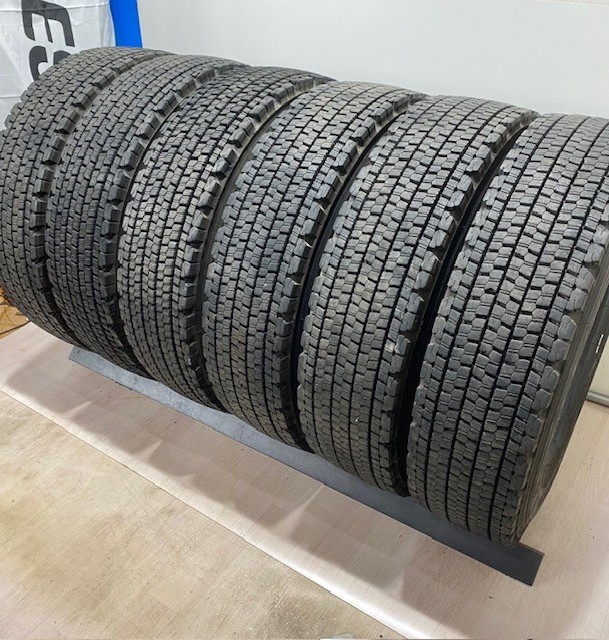 中古 トラックタイヤ スタッドレスタイヤ 中古タイヤ 225/80R17.5 123/122L ブリヂストン W900 スタッドレスタイヤ 225/80/17.5 6本 4トン 4t|ホルチン商事 中古タイヤショップ