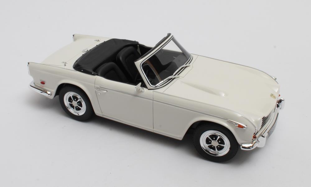 ミニカー　1/18　トライアンフ　TR-5　スパイダー　1967　白色　TRIUMPH - TR5 SPIDER 1967　CULT-SCALE MODELS【予約商品】｜HOTTOYS　ホットトイズ