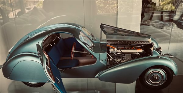 ミニカー 1936 ブガッティ T57 SC アトランティック ブルーメタリック色 1/8 アトランティック  1/8 IXO-MODELS BUGATTI - TYPE 57 SC ATLANTIC 1936 - LIGHT BLUE MET 精神的な統合一揃いの道具【取って置く商いもの】