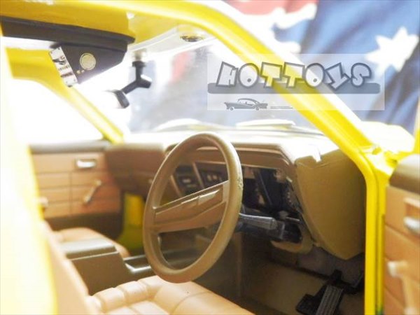 ミニカー 1 18 気が変マックス インターセプター Mfp 1974 ヘンリー フォード ファルコンv8 イエロー 4戸口サルーン インターセプター フォード Xb ファルコン ブッキング品物 Cannes Encheres Com