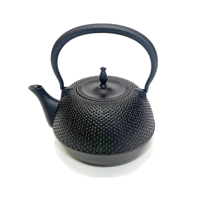 南部鉄器鉄瓶　末広型　アラレ黒　1.2リットル　伝統工芸品 日本製 鋳鉄 水沢鋳物 岩手県奥州市南部鉄 伝統の技 和雑貨 インテリア 鉄器 湯釜 みちのく鋳物 鉄瓶｜やさし～い和雑貨　峰彩庵 15,048円