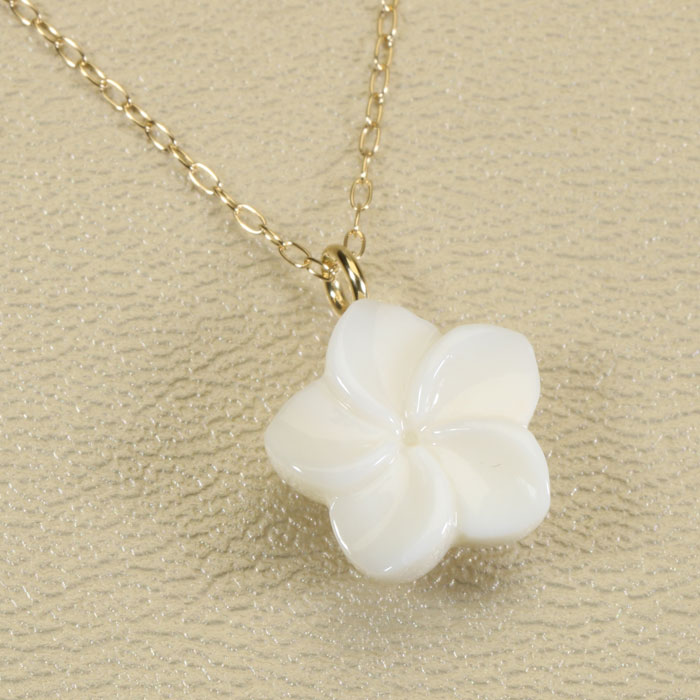白珊瑚 ネックレス ペンダント プルメリア 花 一粒 K18 イエローゴールド 無染色 JUNSUI 3月誕生石 天然珊瑚 sango 本 さんご コーラル 宝石 サンゴ 土佐 高知｜宝石珊瑚のSANSUI