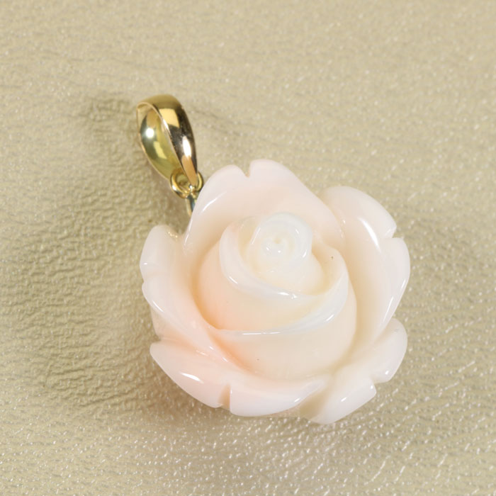 ミッド珊瑚 ピンク ペンダント 薔薇 バラ 花 K18 イエローゴールド 無染色 SANSUI レディース 女性 3月誕生石 天然珊瑚 sango 本さんご コーラル 宝石 サンゴ 土佐 高知 ラッピング 無料 送料無料｜宝石珊瑚のSANSUI 35,620円