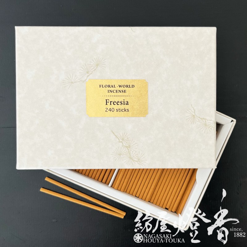 お香 六種花領域 フリージア 突っ支い棒手合い 240本入 徳用大箱 松栄堂 / FREESIA FLORALWORLD はなせかい しょうえいどう SHOYEIDO 京都 和の言い慣わし 室内香 はたご屋 食べ物屋 老舗 御前上等線香 お座敷焚 御前上等お香 はたご屋感覚 伸び伸びする くつろぎ 日本製 / 紡屋燈香 ほうやとうか