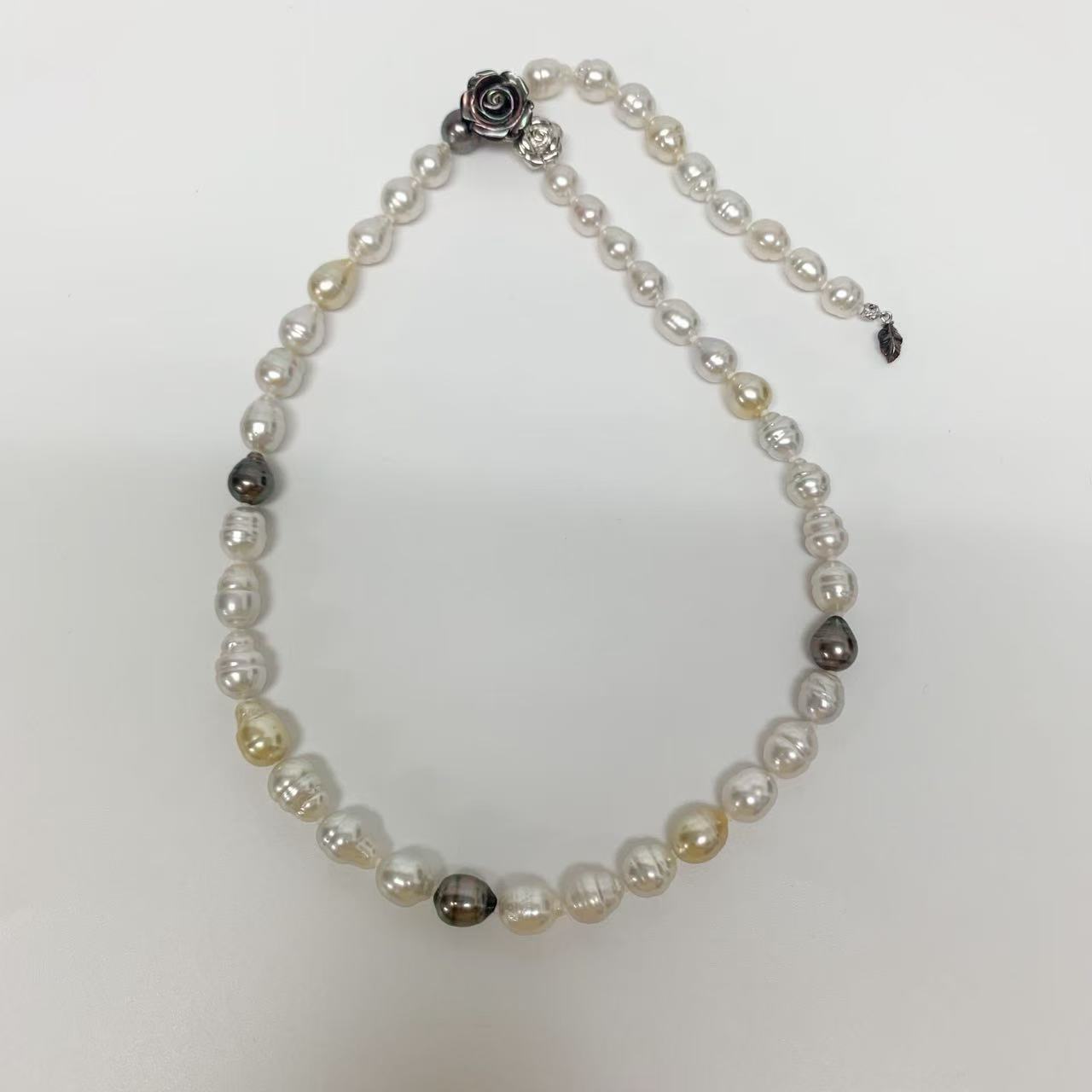 【中古】ネックレス 真珠パール約7.5mm-9.5mm マルチカラー　セミロング調節可　マグネットクラスプ ローズ　silver｜宝蔵shop