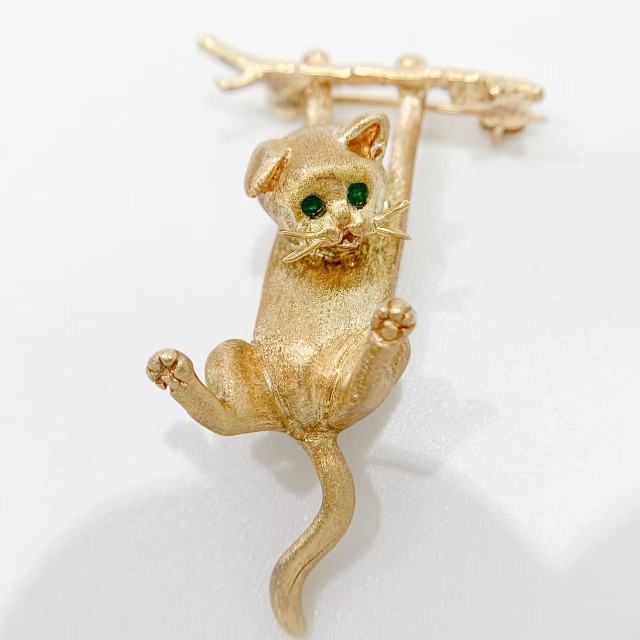 【中古】フレッドFRED ブローチ 猫ネコ モチーフ エメラルド K18YG イエローゴールド 750