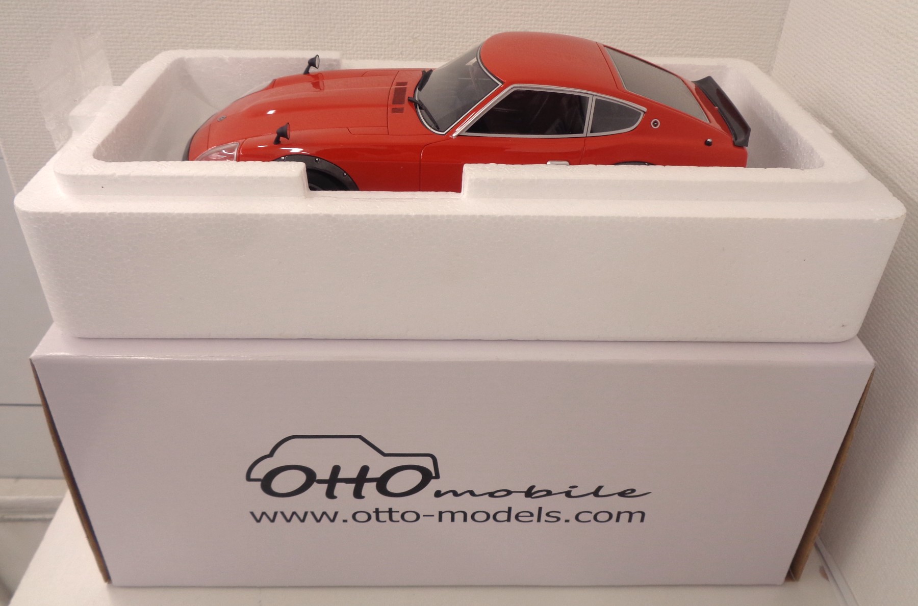 【中古】 その他 スケールミニカー(1/8～1/35) 京商　1/18　日産　フェアレディ　240ZG　1972(レッド) 【A&acute;】 ※若干の外箱傷みあり　※商品の性質上多少の塗装ムラ等はご容赦ください｜ホビーランドぽち　店