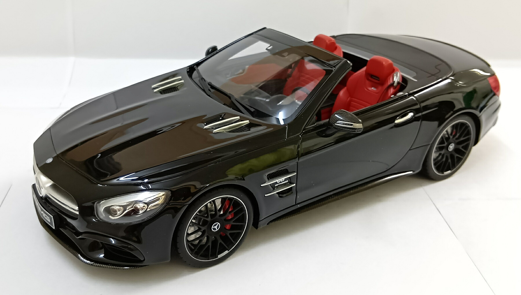 【中古】 その他 スケールミニカー(1/8～1/35) GT Spirit GT117 1/18 MERCEDES BENZ SL 63 AMG Obsidian Black Red Wheels 【A&acute;】 開封済/外箱傷み｜ホビーランドぽち　店