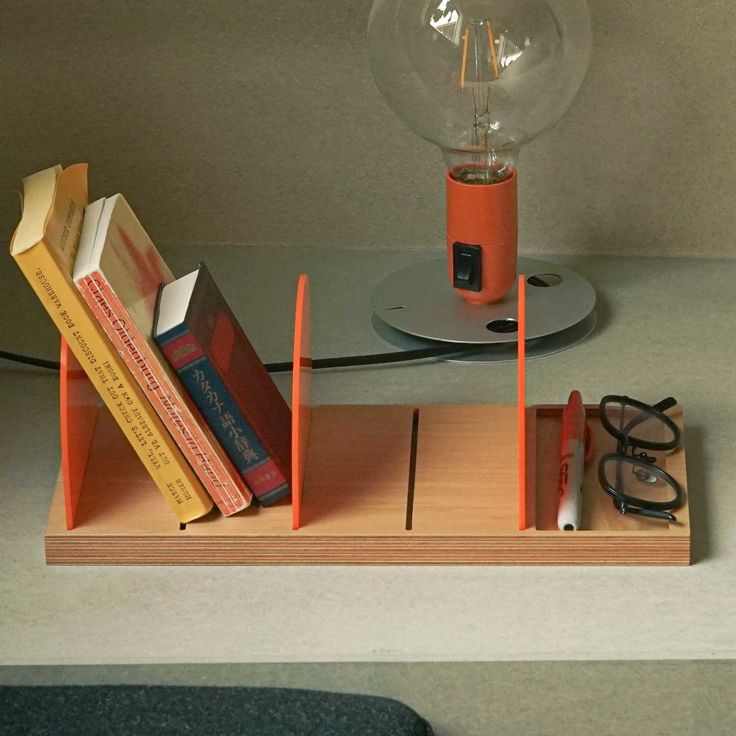 仕切りの移動も自由自在。使い勝手抜群の異素材ブックエンド