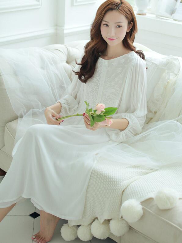 楽天市場 上品 パジャマ 秋春夏 レディース ルームウェア ネグリジェ セクシー 代30代40代 部屋着 寝巻き 大人 寝間着 長袖ワンピース ナイトウェア 姫系 レースゆったり 綿 前開き 無地 マキシ丈ワンピース ホワイト 刺繍 Huayu楽天市場店