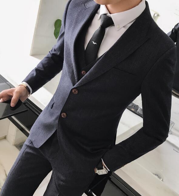 人気の新作品 大人の男性の魅力が出せる着まわし抜群のスーツ セット内容 ジャケット パンツ ベスト素材 ポリエステル伸縮性なし付属品なし透け感なしお客様ご使用のpc環境により商品画像のカラーが多少異なる場合があります 仕入時期により