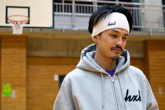 楽天市場 Hxb Head Band Cursive Logo White L Size ヘッドバンド ヘアバンド バスケットボール バスケ スポーツ 太め ｈｕｇｅｓｔ