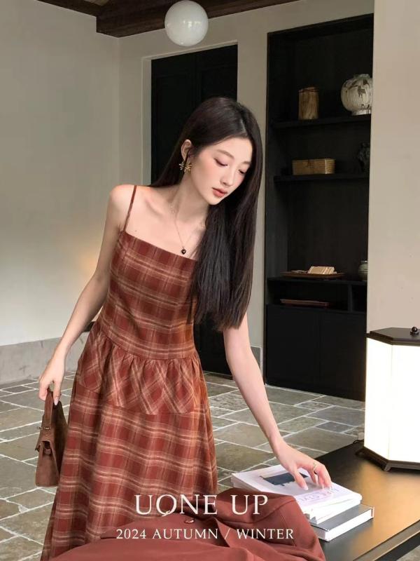 ワンピース レディース 秋 フランス風 レトロ 赤 格子柄 吊り帯 ウエストシェイプ スリム Aライン ロングドレス フェミニン シルエット 膝下丈 カジュアル｜新風堂