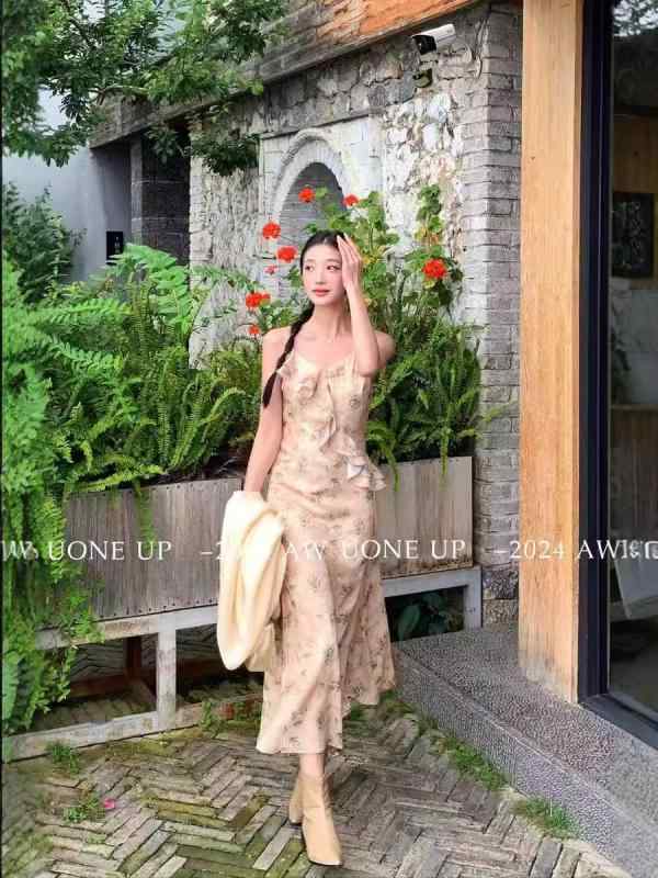 衣装 レディース 秋 小花柄 シフォン キャミ フラウンス ガーリー 佇まい 口さかしい 愛想のいい 流行り物 普段使い走り 成人女性らしい ローマン的