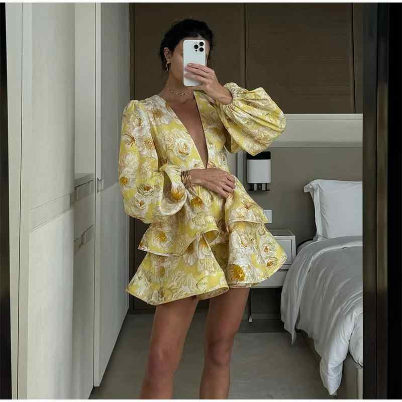 御花刷り上げる フラウンススコート 欧米の 差し交わす間借り人 2025 春夏の 成人女性服の 衣装は 甘くて 耳あたらしいな 刷り上げるの 芙蓉の 葉の 辺の 奥行きのある v 素っ首の 西洋菓子の スコートです。