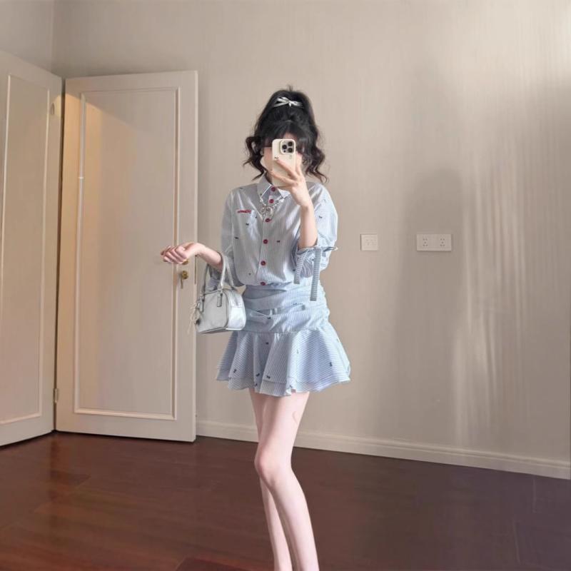 ワンピース 女子用 春 かわいい ブルーストライプ プリーツ 花柄 リボン 付き 小柄 向け 軽やか