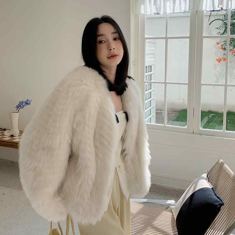 ファーコート レディース ストライプ 狐毛 細身シルエット 秋冬 保温性 暖か素材 スタイリッシュ 軽量 普段使い